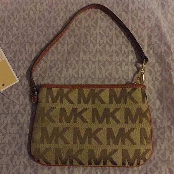MICHAEL KORS SMALL SIGNATURE WRISTLET (NEW) - Picture 4 of 8